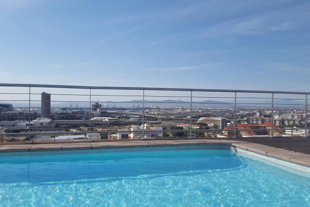 Four Seasons 818- Spacious Cbd Studio - Onsite Parking, Gym & Rooftop Pool Apartment Cape Town Exterior photo