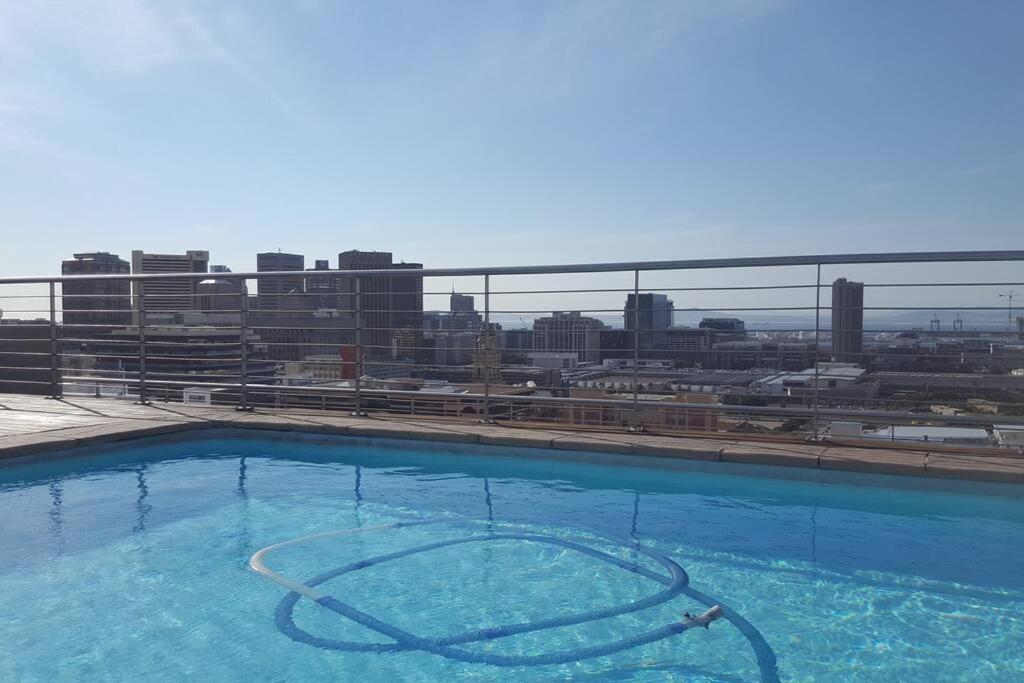 Four Seasons 818- Spacious Cbd Studio - Onsite Parking, Gym & Rooftop Pool Apartment Cape Town Exterior photo