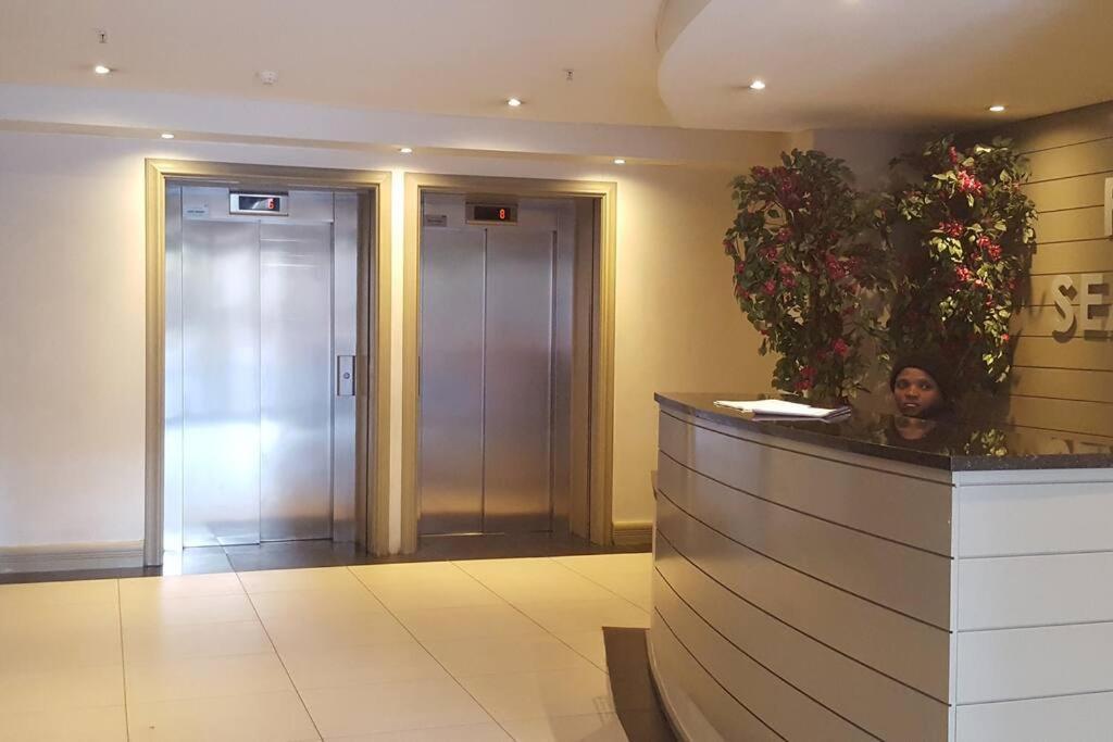 Four Seasons 818- Spacious Cbd Studio - Onsite Parking, Gym & Rooftop Pool Apartment Cape Town Exterior photo