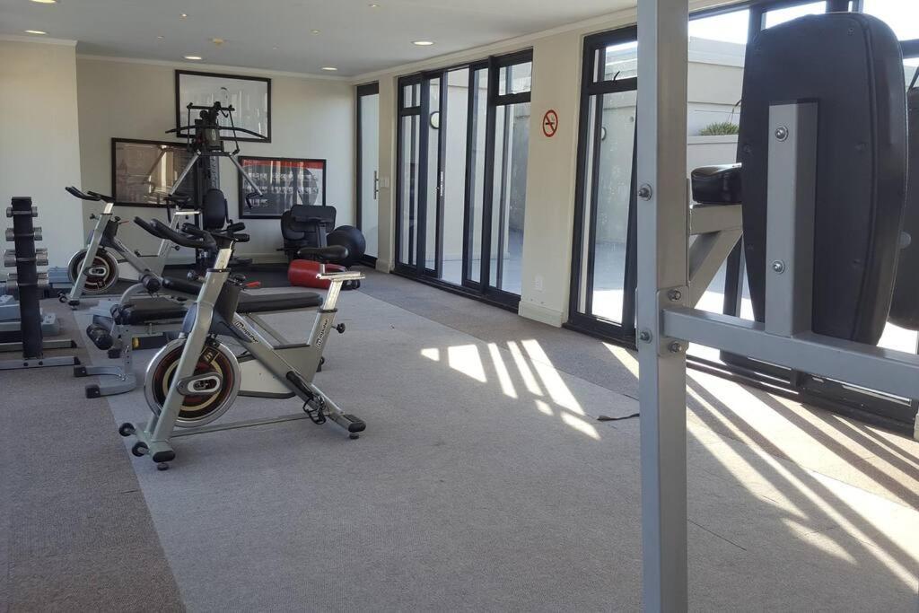 Four Seasons 818- Spacious Cbd Studio - Onsite Parking, Gym & Rooftop Pool Apartment Cape Town Exterior photo