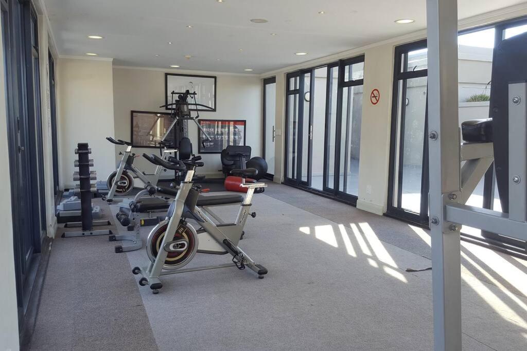 Four Seasons 818- Spacious Cbd Studio - Onsite Parking, Gym & Rooftop Pool Apartment Cape Town Exterior photo