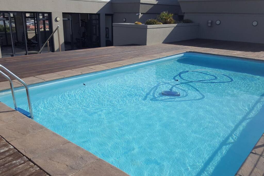 Four Seasons 818- Spacious Cbd Studio - Onsite Parking, Gym & Rooftop Pool Apartment Cape Town Exterior photo